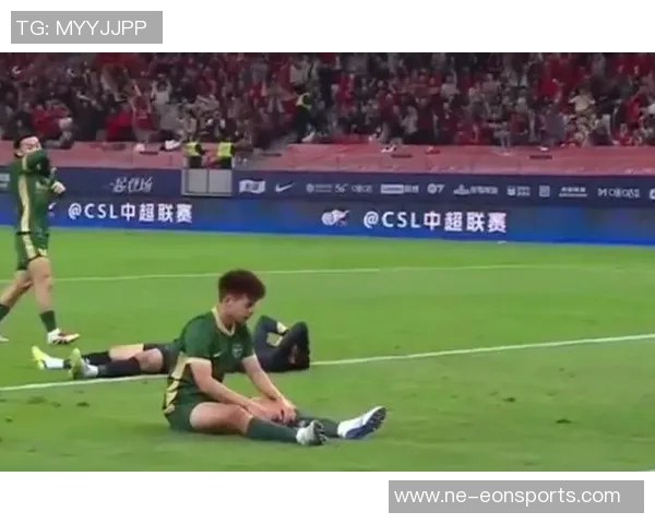 刘浩帆小禁区内解围失误险酿乌龙球队友遭殃令人捏把汗