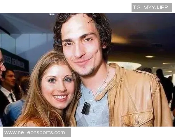 胡梅尔斯水瓶贴新闻揭示心声：20多岁渴望婚姻与家庭生活