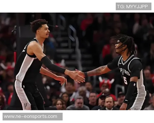 马刺新星哈珀表现亮眼8中4三分1中1助攻8次助球队未来可期